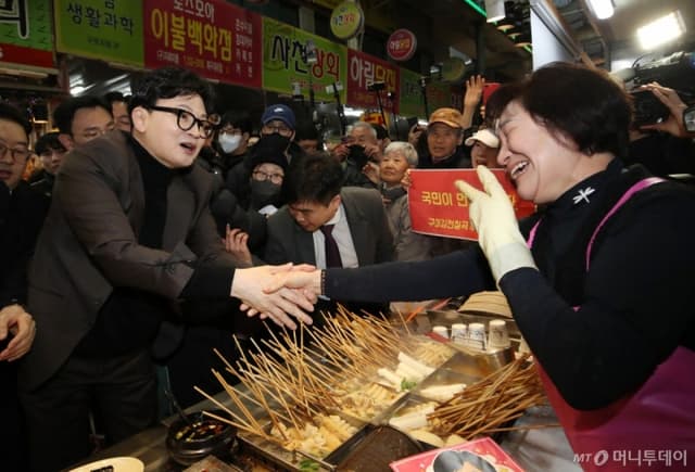 부산 찾은 한동훈 “尹 있었어도 코스피 6000…주가 아닌 시장 상인의 삶이 중요”