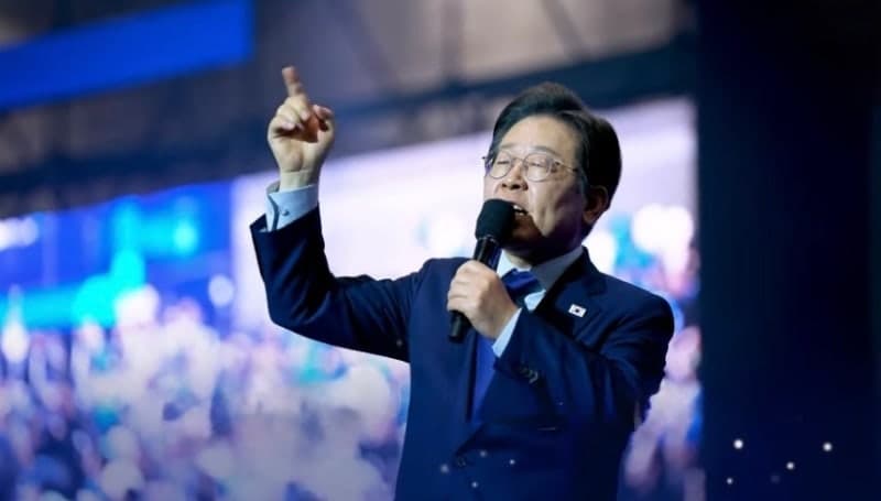 외신 "李 대통령 지지율 60%, 허니문 아닌 행정 역량의 결과"