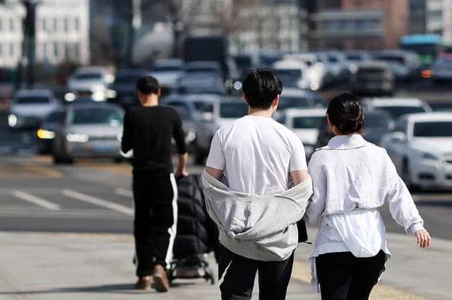 남서풍 타고 초봄 날씨, 서울 역대 두 번째 기온…비 온 뒤 추워진다
