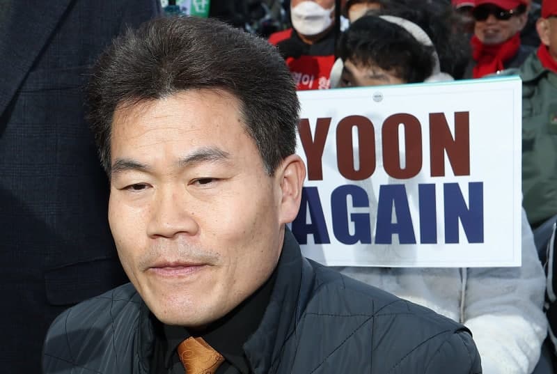 "윤석열 석방" vs "2심은 사형"…'尹 무기징역' 후 첫 주말 도심 집회