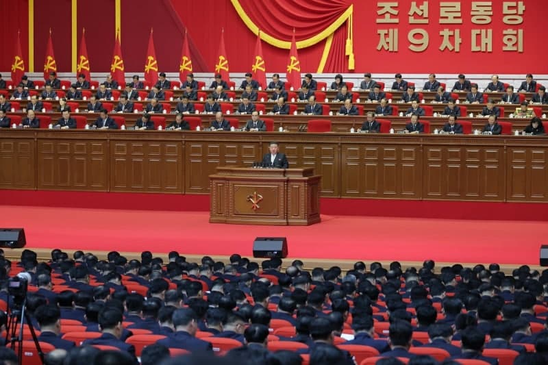 北 당대회 2일차, 김정은 "5개년 계획들 성과적으로 완결" 자평