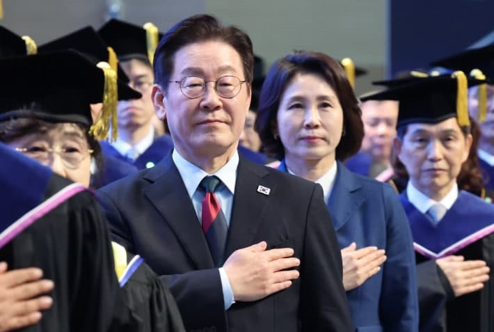 안중근 유묵 귀환, 이 대통령 "유해 송환 최선, 역사 바로잡아야"