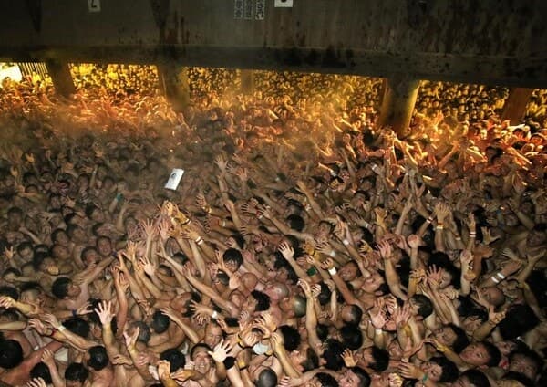 日 '알몸 축제' 1만명 뒤엉키더니…남성 3명 의식불명