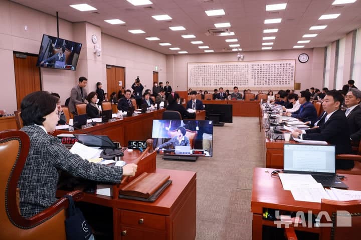 '자사주 소각 의무화' 3차 상법 개정안, 與 주도 법사위 통과…본회의 처리 전망