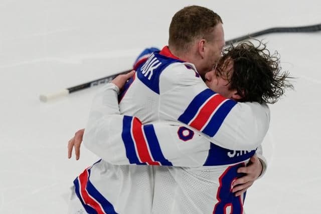 트럼프가 웃는다…'빙판 위 관세전쟁' 미국, 캐나다 꺾고 46년 만에 아이스하키 金