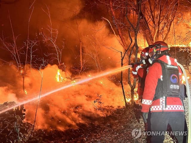 밀양 산불 통합지휘권 산림청장 이관, 인명 우선 보호하며 진화율 33%