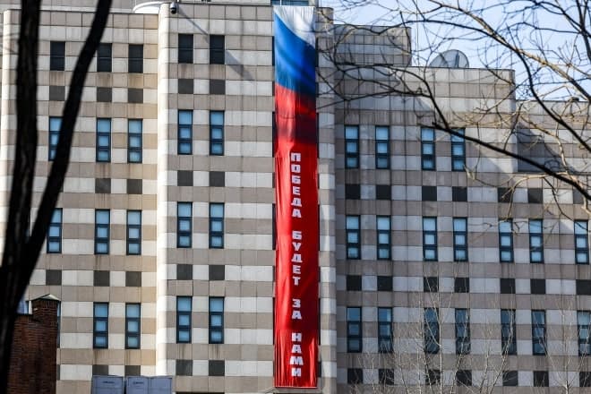 러시아 대사관, '승리는 우리 것' 현수막 내리고 외부 행사 취소