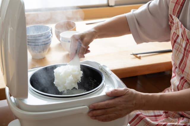 "갓 지은 밥 바로 먹지 마세요"…혈당 잡는 의외의 방법, 밥솥 보온 모드 보관 자제해야