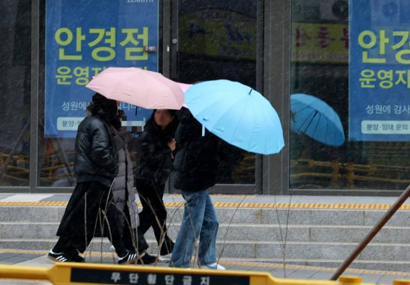 최고 16도 '포근한 오후'…경상권 비 소식, 중부지방은 맑음