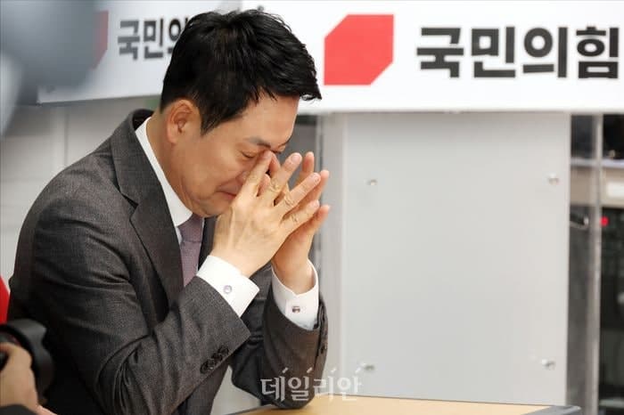 국민의힘 쇄신파 "'尹 절연' 의원 투표 진행하자"…당권파 '침대축구'에 중진들 면담 추진