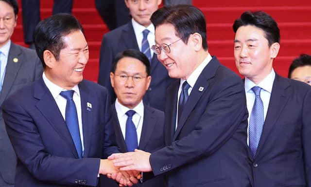 與, ‘계파모임 우려’ 공취모 당 특위로 개편…李 “민주, 최선 다해 잘하고 있다”