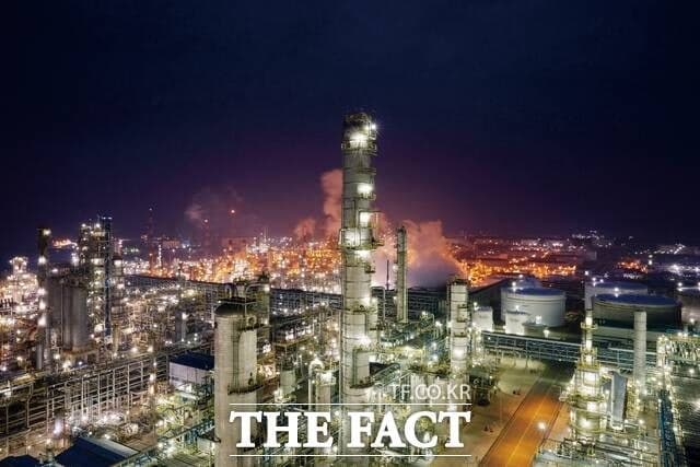 정부, '석화 재편 1호' 롯데·HD현대 합병 승인…2.1조 지원 패키지 투입