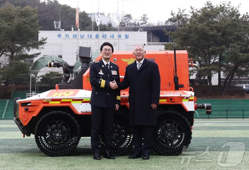 정의선 "안전의 가치 함께 실현" 현대차그룹, 무인소방로봇 4대 소방청에 기증