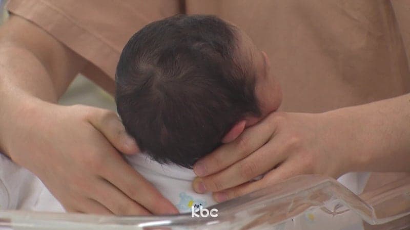 2년 연속 '아기 울음' 커졌다…합계출산율 4년 만에 0.8명 회복