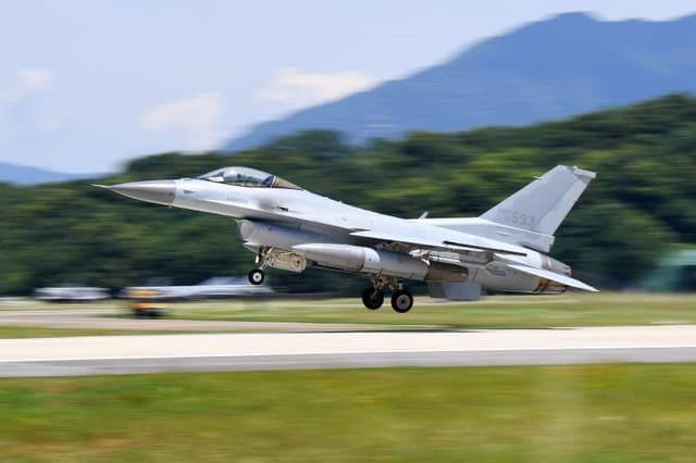공군 F-16C 전투기 영주 야산에 추락…조종사 비상탈출 "생명 지장 없어"