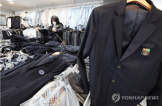 정부, '등골 브레이커' 정장형 교복 폐지 유도…생활복 전환으로 학부모 부담 줄인다