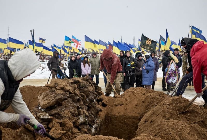 러·우크라, 반년 만에 전사자 시신 교환…러 35구·우크라 1000구