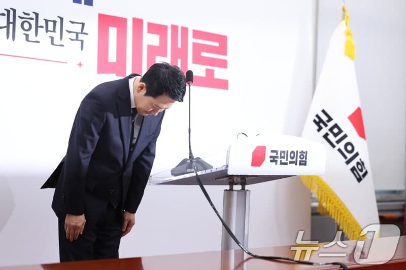 이 대통령 지지율 67% '취임 후 최고치'…민주 45%·국힘 17%