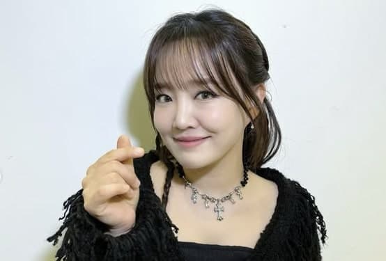 "친구들아, 노벨상 받아야지"…가수 윤하, 기초과학 전공 대학생 위한 장학금 신설