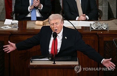트럼프, 국정연설 항의한 민주당 의원들에 "미친 사람들…시설 가야"