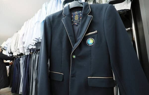 공정위, '등골 브레이커' 교복 가격 담합 의혹 현장 조사…4개 제조사·40개 대리점 대상