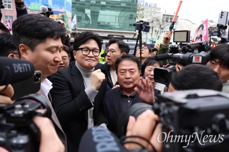 한동훈, 대구 서문시장서 "尹 노선 끊어야 보수 재건…죽이 되든 밥이 되든 나설 것"