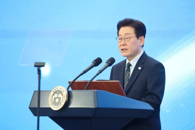이재명 대통령 지지율 64%, 취임 후 최고치 근접