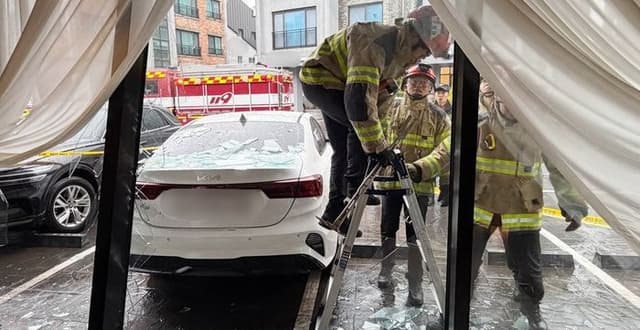 제주서 후진 렌터카 식당 돌진, 50대 손님 부상