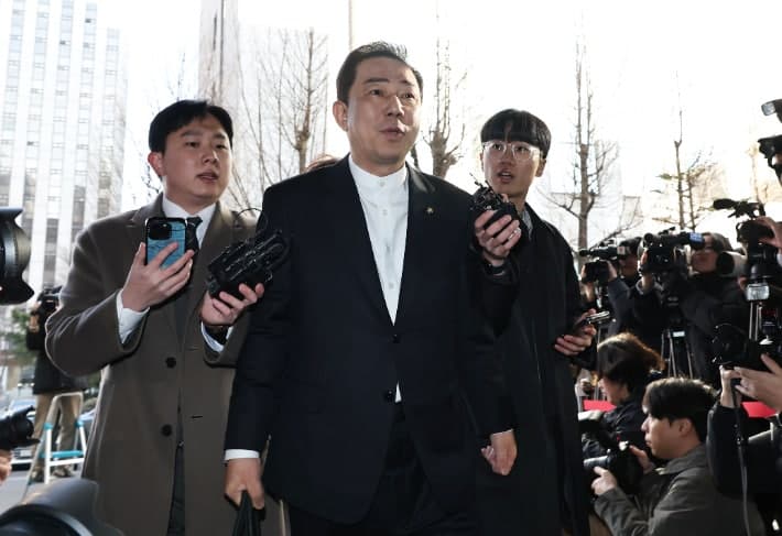 김병기 13개 의혹, 14시간 경찰 조사…일부 부인