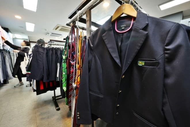 “안 입는 정장 교복 살 필요 없어요”… 40만원 훌쩍 넘는 교복값 확 낮춘다