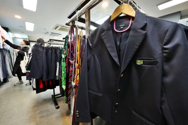 “안 입는 정장 교복 살 필요 없어요”… 40만원 훌쩍 넘는 교복값 확 낮춘다