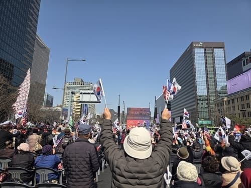 3·1절 하루 앞 서울, 태극기 속 엇갈린 민심…“윤석열 석방”vs“대법원장 탄핵”