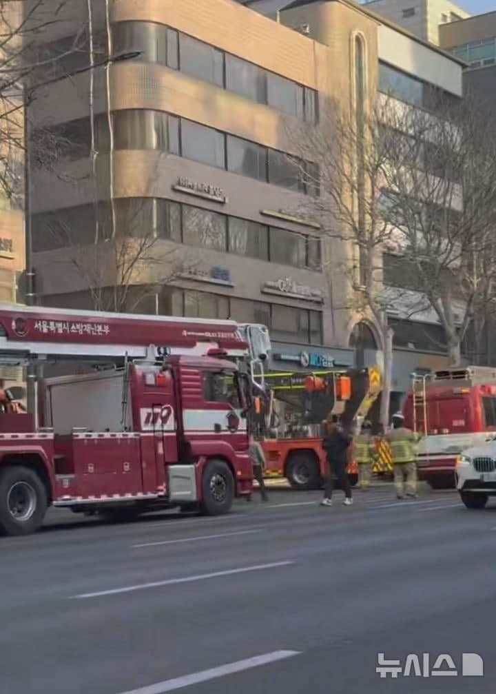 서초역 인근 7층 건물 화재 1시간 만에 완진…60대 남성 1명 연기 흡입 치료