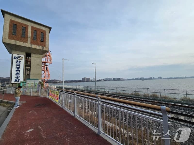 군산 금강하굿둑 인근서 20대 남성 변사체 발견…1월 실종 대학생 추정