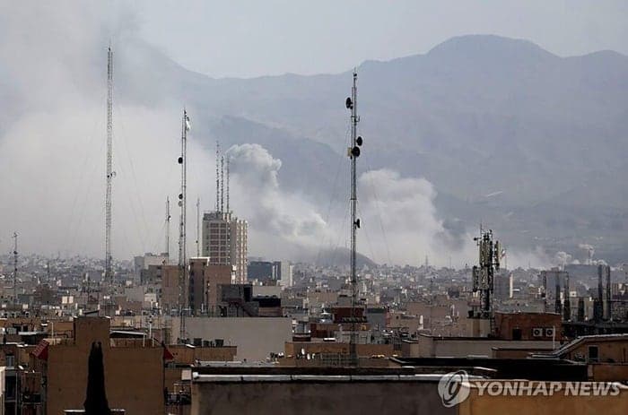 미국·이스라엘, 역할 분담해 이란 공격…"자폭 드론 첫 사용" 이란 수뇌부 회의 시간과 장소 맞춰 타격