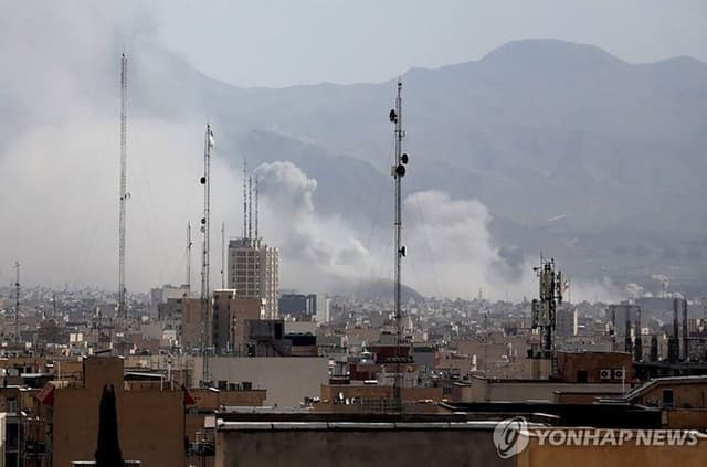 미국·이스라엘, 역할 분담해 이란 공격…"자폭 드론 첫 사용" 이란 수뇌부 회의 시간과 장소 맞춰 타격