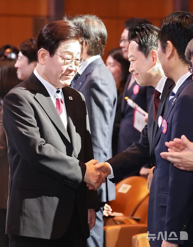 李대통령, '통합' 강조하며 장동혁과 두 차례 악수…대화는 없어