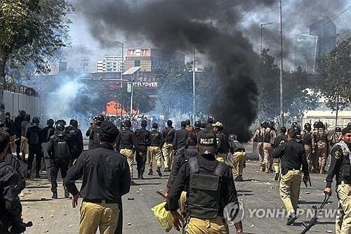 하메네이 사망에 파키스탄 친이란 시위 격화…美 영사관 습격 시도 중 9명 사망