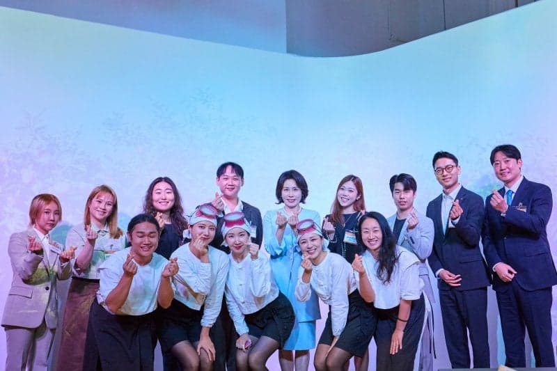 김혜경 여사, 싱가포르서 '해녀 밥상' 찾아 "제주 돌 보니 감회 새롭다"