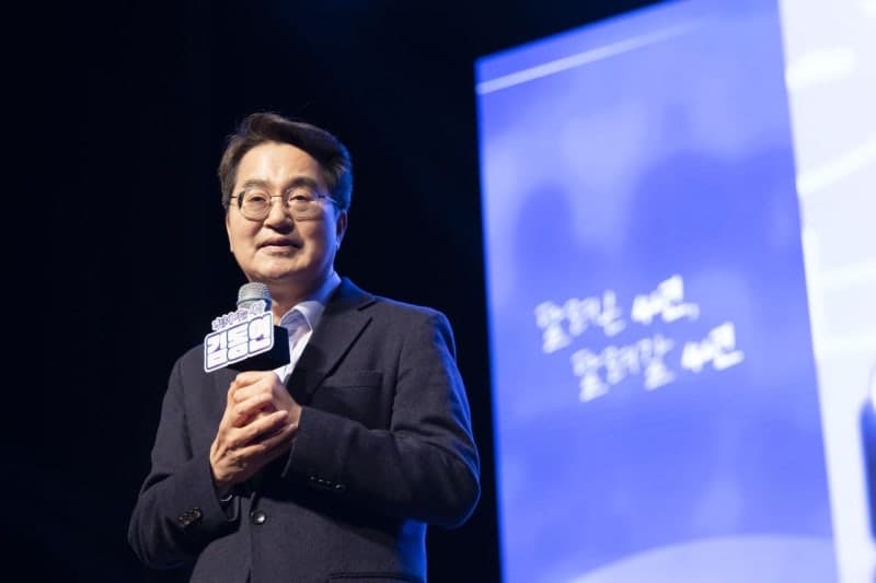 김동연, 북콘서트서 "나는 부족했다" 큰절 올리며 재선 출마 공식화