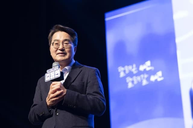 김동연, 북콘서트서 "나는 부족했다" 큰절 올리며 재선 출마 공식화