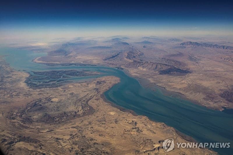 이란, 호르무즈 봉쇄 후 선박 피격…중동 긴장 고조