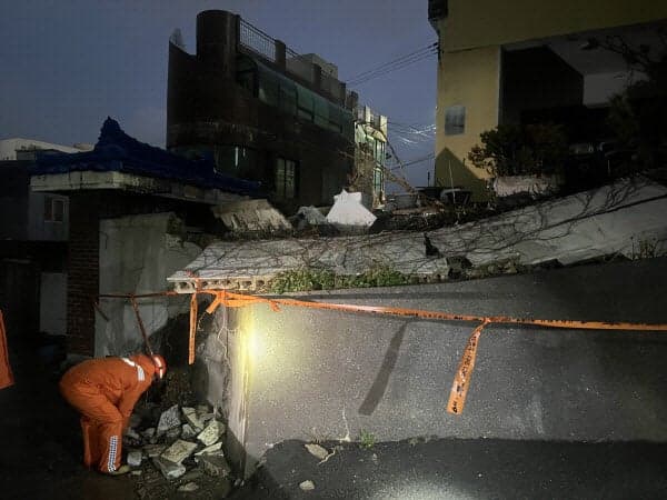 '초속 29.5m' 제주·부산 강풍 피해 속출…가로등 쓰러지고 외벽 떨어지고