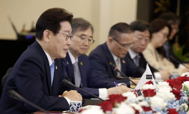 딥엑스, 李 대통령 앞에서 AI 반도체 시연 "현대차 로봇 두뇌 역할"