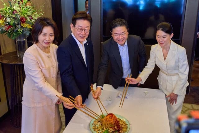 李대통령, 북미회담 장소 싱가포르서 "한반도 평화 노력 지지 믿어"