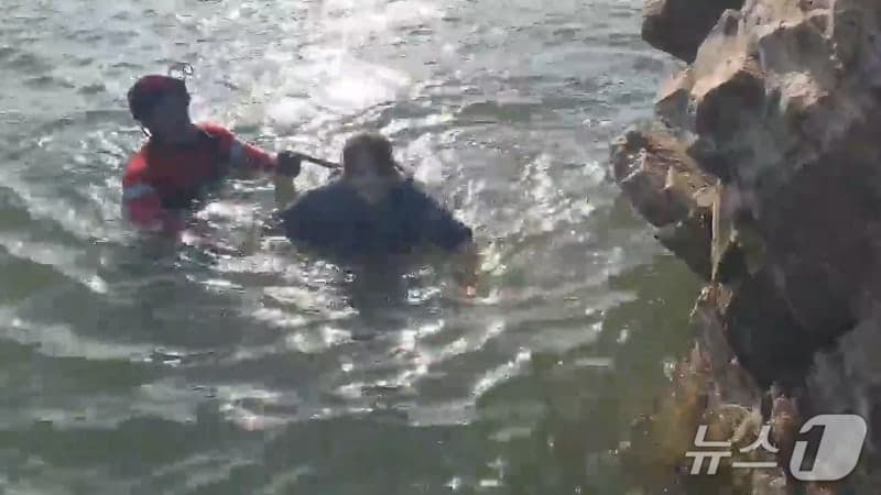 인천 영흥도 해식동굴 관광 중 밀물에 '고립'된 여성 2명 해경이 구조