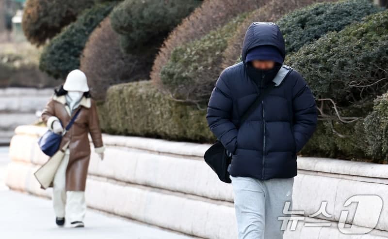 '연휴 뒤 첫 평일' 전국 흐리고 곳곳 눈·비…강한 바람 주의