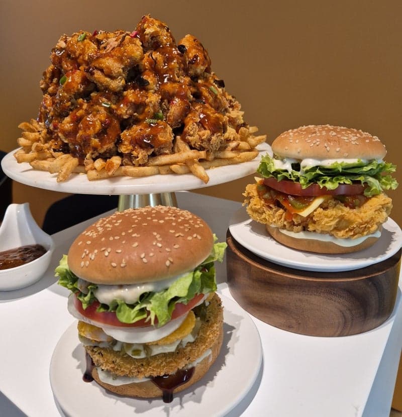 “입안에 퍼진 58년 중식 내공”…맘스터치, 후덕죽 셰프와 손잡고 ‘미식 외연’ 넓힌다