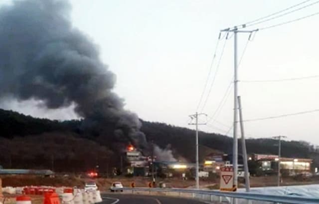 포천 신북면 염색공장 화재 3시간여 만에 진화…1명 연기 흡입 병원 이송
