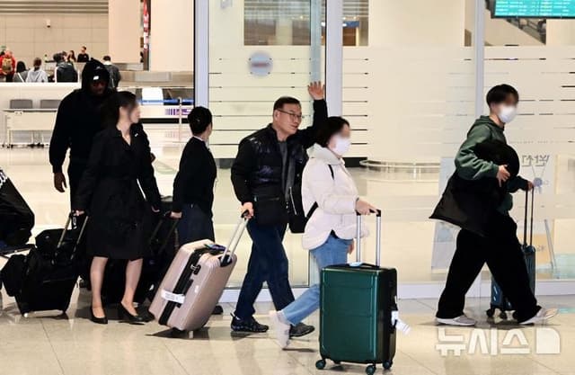 "호텔 옆 드론 폭발, 앞바다엔 미사일이 쿵" 중동 전쟁 속 두바이 고립 한국 관광객 무사 귀국